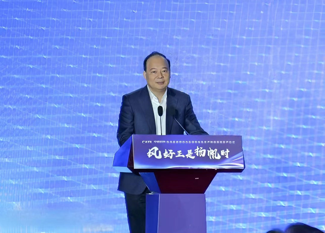 02-配文插图-亚投董事长、总经理曾毓群发表致辞.png
